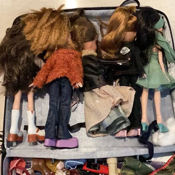 Bratz Dolls & Case & Clothes Lot Of 5 Doll Vintage Collectibles Collection Set - Picture 8 of 16